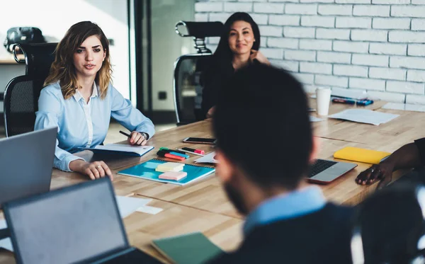 Przedstawiciel startupu pracujący nad projektem
