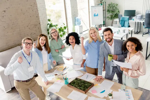 Freelancer pracujący zdalnie przy komputerze